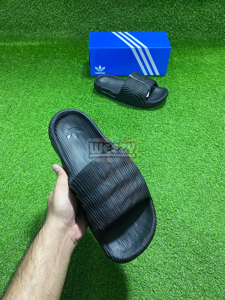 Adilette Wavy 22 Slides (Carbon) (Extra Soft)