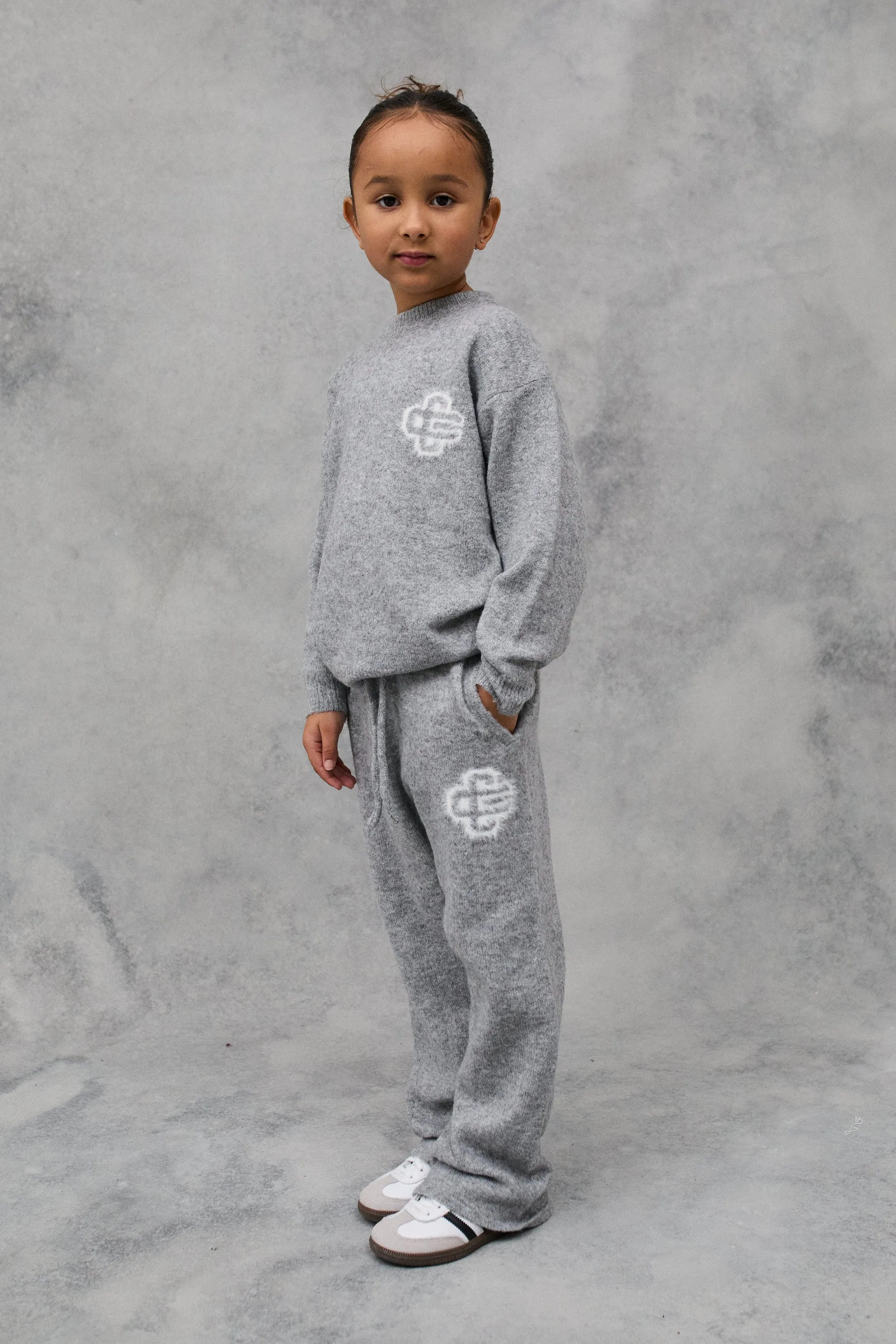 KIDS FLUFFY KNIT EMBLEM JOGGERS - GREY MARL