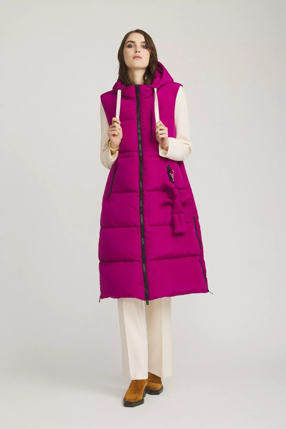 Long sleeveless puffer jacket with hood